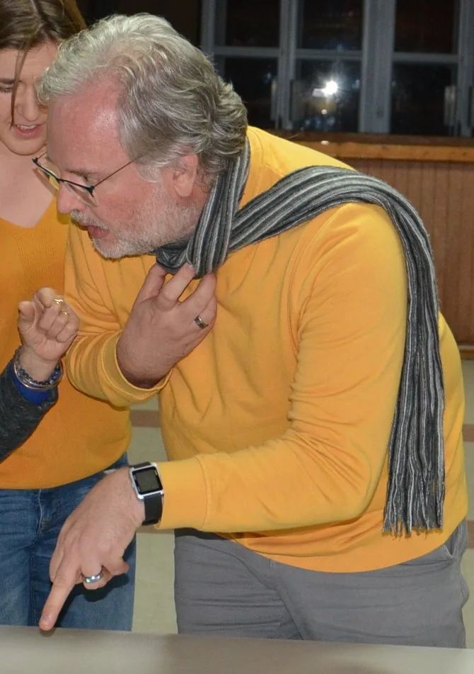 Christophe Pradel animant un travail collectif de théâtre