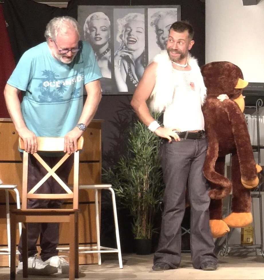 Chris et Benjamin sur scène, Benjamin tenant le grand singe en peluche