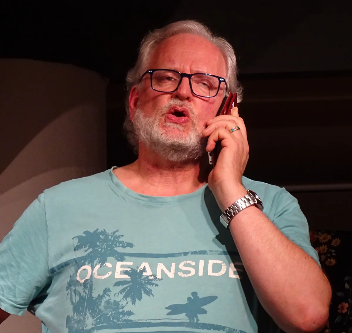 Christophe Pradel sur scène dans Perdu dans une boîte à chaussures, un téléphone à l’oreille
